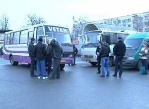 В Симферополе перевозчики блокировали автобусы конкурентам