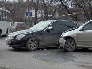 В Столице Крыма в солидный Mercedes въехала Skoda