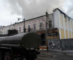 Власти Симферополя согласились оплатить восстановление сгоревшего возле здания парламента дома