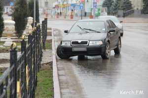 В Керчи Шкода врезалась в дорожное ограждение