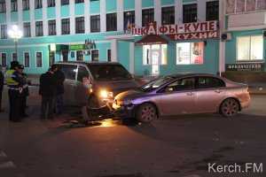 На перекрестке в Керчи столкнулись две иномарки