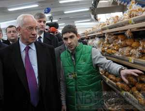 Азарову понравились цены на продукты в киевском магазине