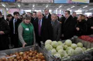 Азарову понравились цены на продукты в киевском магазине