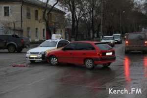 В Керчи автомобиль такси столкнулся с легковушкой