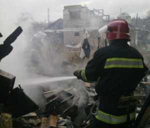 На пожаре в Севастополе едва не взорвались два газовые баллона