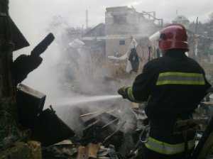 В Севастополе потушили крупный пожар: дом чудом не взлетел на воздух