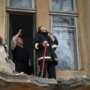 В Одессе пенсионерка упала на тротуар вместе с балконом