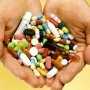 Азаров поручил обеспечить аптеки импортными лекарствами
