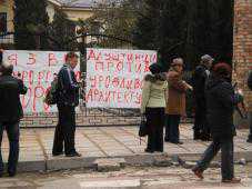 В Алуште митинговали против незаконно возведенного забора