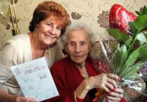 Британка бросила курить за две недели до 102-го дня рождения