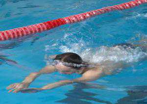 В Керчи молодые и пожилые поплавали наперегонки