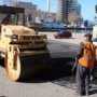 В Севастополе ямы на дорогах власти засыпают щебенкой