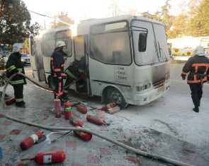 В Севастополе загорелся маршрутный автобус: тушили всем миром