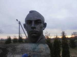 Во Львовской области неизвестные повредили памятник Степану Бандере