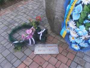 Во Львовской области неизвестные повредили памятник Степану Бандере