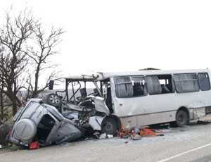 В столкновении иномарки с автобусом на крымской трассе погиб 1 и пострадали 13 человек