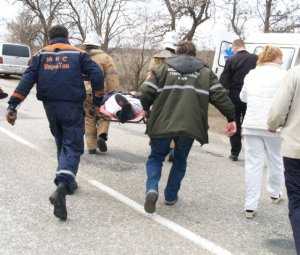 В столкновении иномарки с автобусом на крымской трассе погиб 1 и пострадали 13 человек