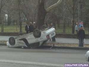 В Столице Крыма возле Детского парка перевернулось авто. Движение затруднено