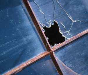 На западе Крыма малолетние хулиганы выбили окна сельской мечети