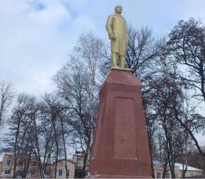 В Сумской области восстановили памятник Ленину, разрушенный националистами из «Свободы»