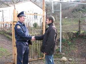 Благодаря розданным визитным карточкам, граждане получают своевременную помощь от участковых инспекторов милиции