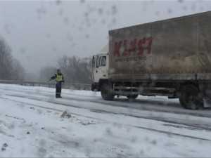 В пяти регионах Украины из-за снегопада ограничили движение транспорта