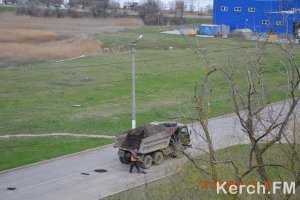 В Керчи временно засыпают ямы стружкой