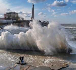 Населению Севастополя посоветовали не выходить в море