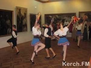 В Керченской картинной галерее открылась выставка народных костюмов