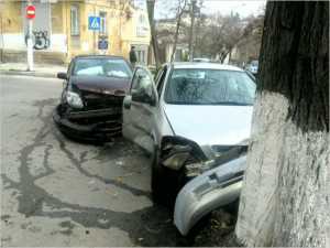 В Севастополе столкнулись две иномарки