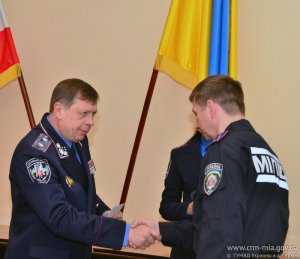 За оперативное раскрытие преступлений начальник крымского милицейского Главка наградил сотрудников патрульной службы