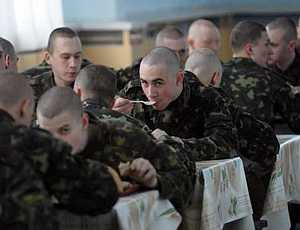Украинских военных будут кормить компании, какие связывают с экс-министром обороны Михаилом Ежелем