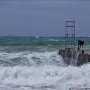 На Южном берегу Крыма мужчина нырнул в штормящее море и пропал