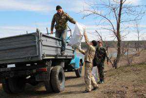 Убирать Симферопольское водохранилище пришли 400 человек