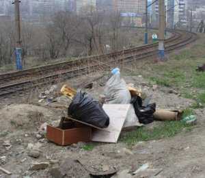На борьбу с мусором вдоль железной дороги в Севастополе бросят военных