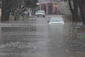 Стихийное бедствие в Евпатории: дождь топит машины