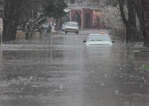 В Евпатории в размытых дождем улицах увязли две машины