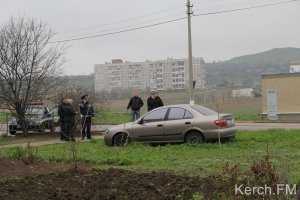 Ниссан в Керчи вылетел на газон