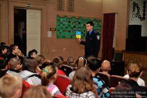 Сотрудники евпаторийской милиции учат детей основам безопасности и правовой грамотности