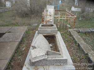 Трое школьников учинили погром могил в Черноморском районе