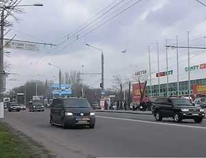 Виктор Янукович въехал в Николаев с кортежем из 17 автомобилей