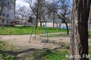 В керченских дворах не устанавливали детские площадки уже 20 лет