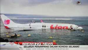 Самолет раскололся на две части, упав в море при посадке на Бали
