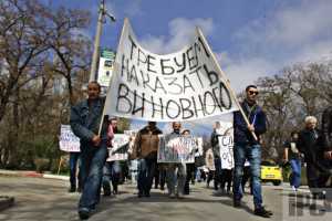 В Феодосии вновь митингуют, требуя наказания сотрудника СБУ, врезавшегося в “скорую”