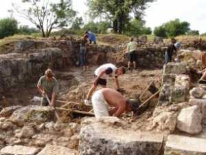 Какого цвета крымский археолог?