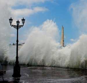 Жителей Севастополя попросили не выходить в море в шторм