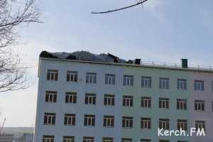 В Керчи ветер сорвал крышу с нового жилого дома для военных