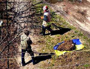 Покруче Урганта: В Чернигове дворники собирали мусор на флаг Украины