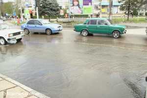 Центр Симферополя заливает водой из прорвавшейся трубы