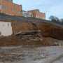 Разбитые штормами берега приморского посёлка в Крыму укрепили